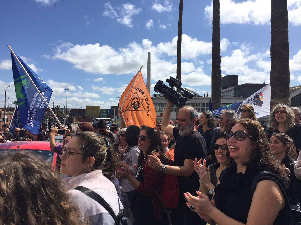 adur_udelar's tweet photo. Día mundial de los y las docentes, luchamos por la educación pública y condiciones laborales justas. #MásPresupuestoParaUdelar #QueNoTeDéLoMismo https://t.co/Amit22bZi8
