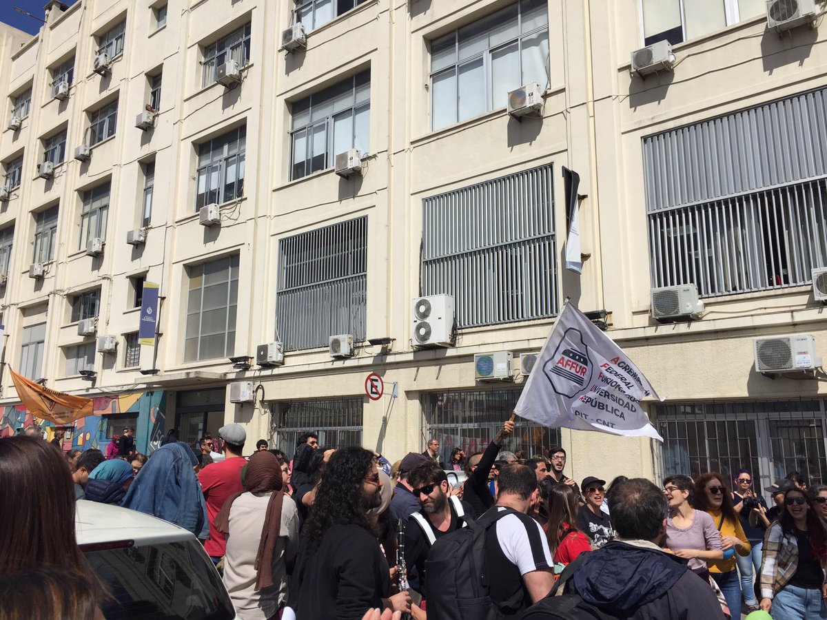 adur_udelar's tweet photo. Día mundial de los y las docentes, luchamos por la educación pública y condiciones laborales justas. #MásPresupuestoParaUdelar #QueNoTeDéLoMismo https://t.co/Amit22bZi8