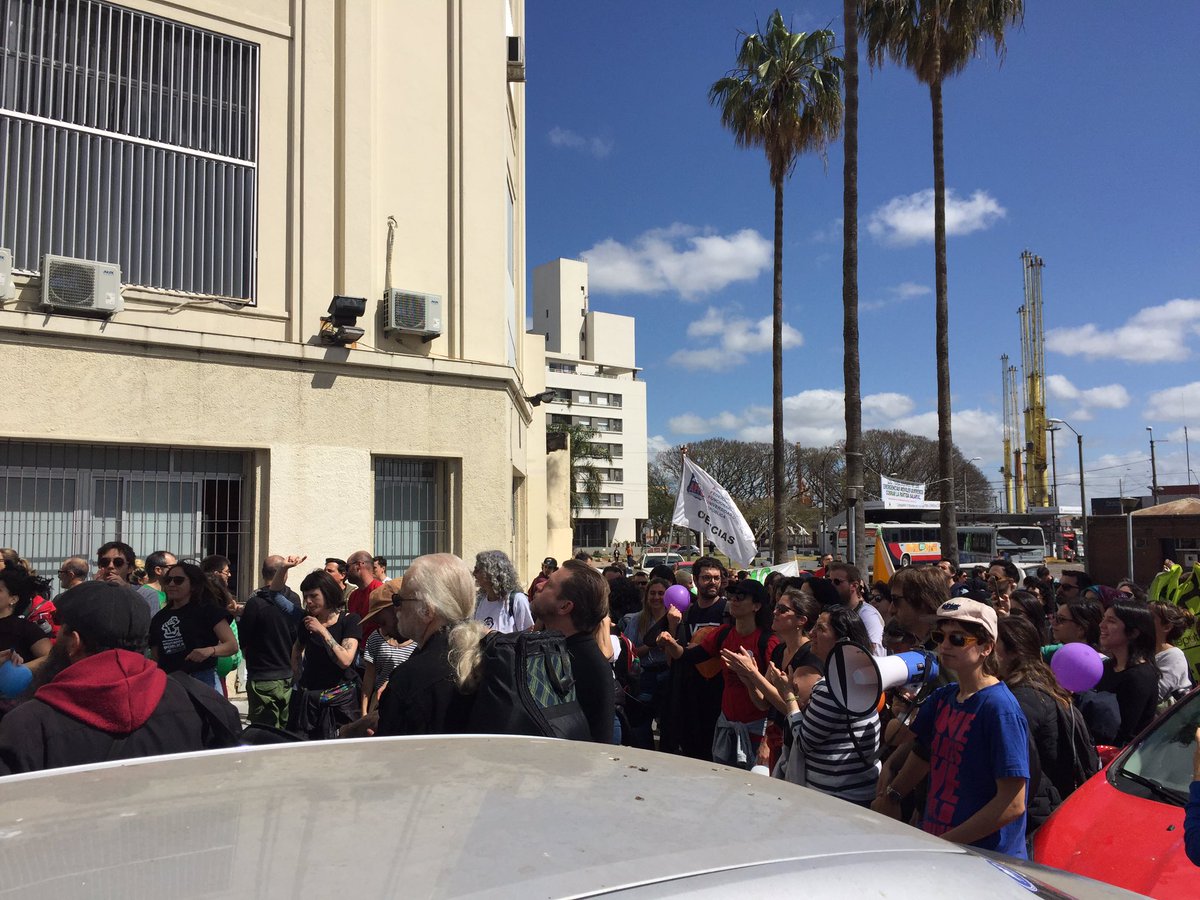 adur_udelar's tweet photo. Día mundial de los y las docentes, luchamos por la educación pública y condiciones laborales justas. #MásPresupuestoParaUdelar #QueNoTeDéLoMismo https://t.co/Amit22bZi8