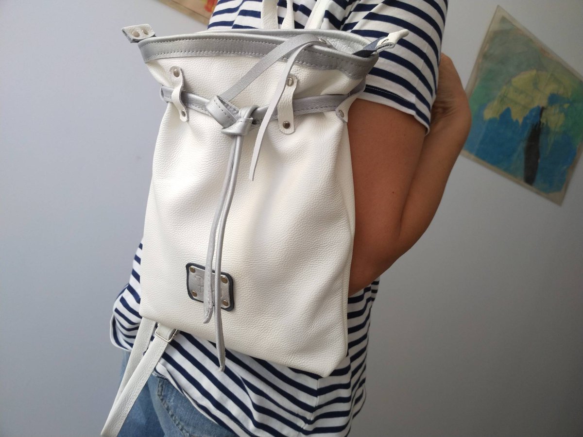 bolsospiely's tweet photo. Piel blanca para el invierno?? Claro que sí ... Es tendencia total.
Mochila de piel flor en blanco y  piel plata mate.

Reservas 647911077 Ely

#bolsospiely
#Albolote
#coqueturas
#solohayuna
#Manrresa
#mía
#tuya
#suya
#Granada
#handmade
#artesaníaenpiel
#hechoconelcorazón https://t.co/1jrz1lA2kz