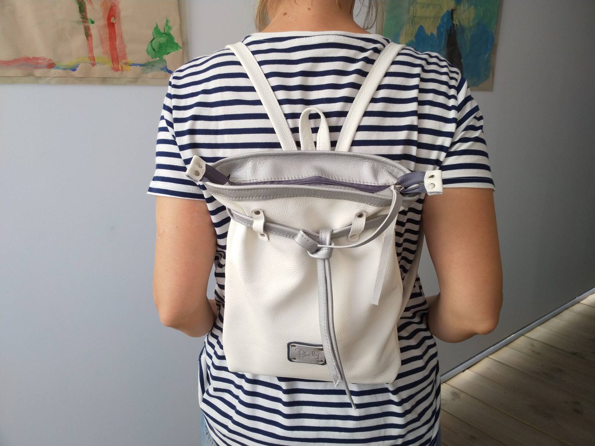 bolsospiely's tweet photo. Piel blanca para el invierno?? Claro que sí ... Es tendencia total.
Mochila de piel flor en blanco y  piel plata mate.

Reservas 647911077 Ely

#bolsospiely
#Albolote
#coqueturas
#solohayuna
#Manrresa
#mía
#tuya
#suya
#Granada
#handmade
#artesaníaenpiel
#hechoconelcorazón https://t.co/1jrz1lA2kz