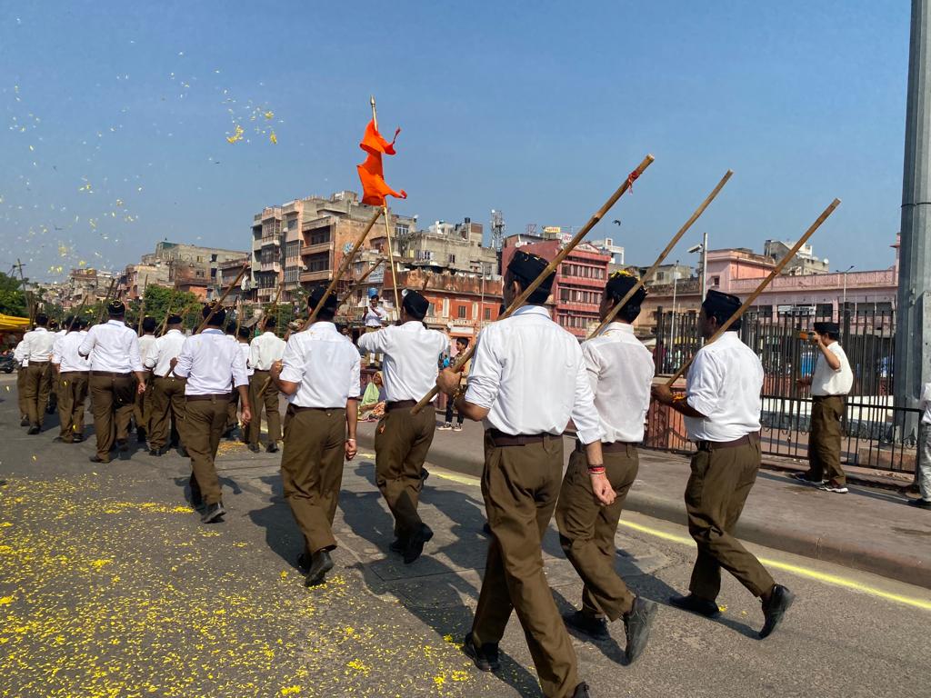 AkshayY230299's tweet photo. दिनांक 5 अक्टूम्बर 2022 को विजयादशमी के पावन अवसर पर राष्ट्रीय स्वयंसेवक संघ की स्थापना दिवस पर पथ संचलन का भाजपा जौहरी बाजार मंडल पदाधिकारियों,कार्यकर्ता,महिला शक्ति एवं स्थानीय निवासियों द्वारा रामगंज चौपड़ पर पुष्प वर्षा कर स्वागत किया।
#RSSVijayadashami2022 https://t.co/I3zRJnt8Lf