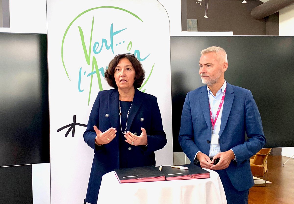 Très heureuse du renouvellement de ce partenariat avec <a href="/Chris_Bouillon/">Christophe Bouillon</a>, président <a href="/PetitesVilles/">Petites Villes de France</a>. L’occasion pour <a href="/GRDF/">GRDF</a> de réaffirmer son rôle d’acteur local proche des #collectivités.
La filière des #GazRenouvelables est là, avec des projets dans les #territoires qui font sens.