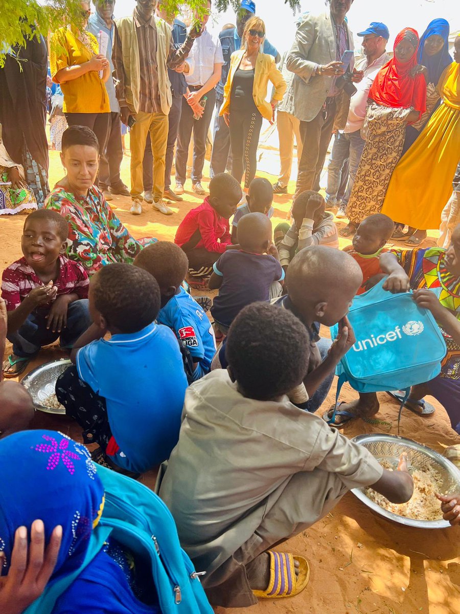 Aucun enfant ne devrait avoir faim à l’école. Au Niger, j’ai visité une école où notre partenaire <a href="/UNICEF/">UNICEF</a> veille à ce que 350 enfants aient un petit-déjeuner et un repas chaud chaque jour. Cela fait aussi augmenter le nombre de filles à l’école. #pourchaqueenfant un avenir sain!