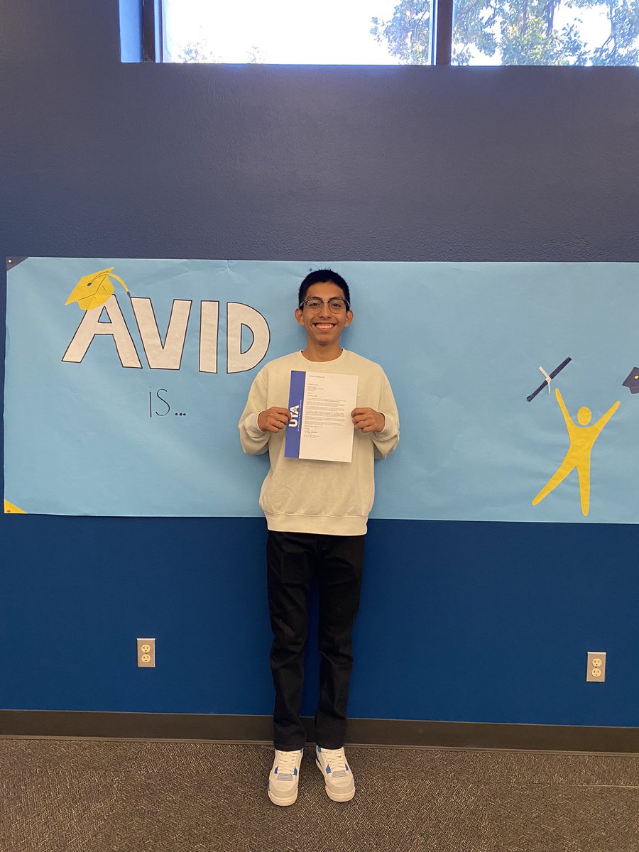 Sra_Hill's tweet image. Congratulations Anderson!!! Today, Anderson is celebrating two big life achievements. His acceptance to UTA and becoming a permanent resident!! The AVID family is beyond excited for Anderson!! #AVIDFamily @SendMawesome @MrsBrooksNimitz @SulliTeach