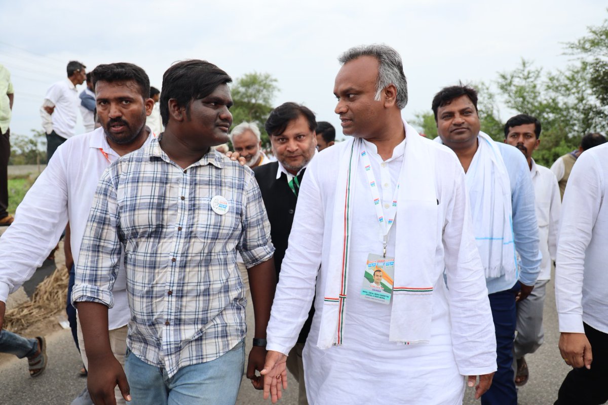 PriyankKharge's tweet photo. It is so humbling to hear the people’s experiences. #BharatJodoYatra is an opportunity for us to connect to both people &amp; cadres to learn &amp; understand from them for a better tomorrow.

#BharatAikyataYatre https://t.co/GPQ8eoeKIt