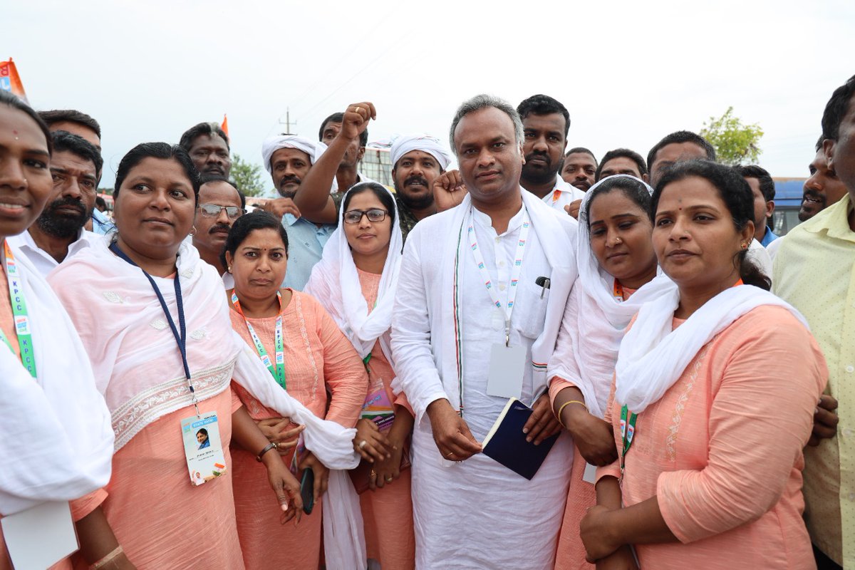 PriyankKharge's tweet photo. It is so humbling to hear the people’s experiences. #BharatJodoYatra is an opportunity for us to connect to both people &amp; cadres to learn &amp; understand from them for a better tomorrow.

#BharatAikyataYatre https://t.co/GPQ8eoeKIt
