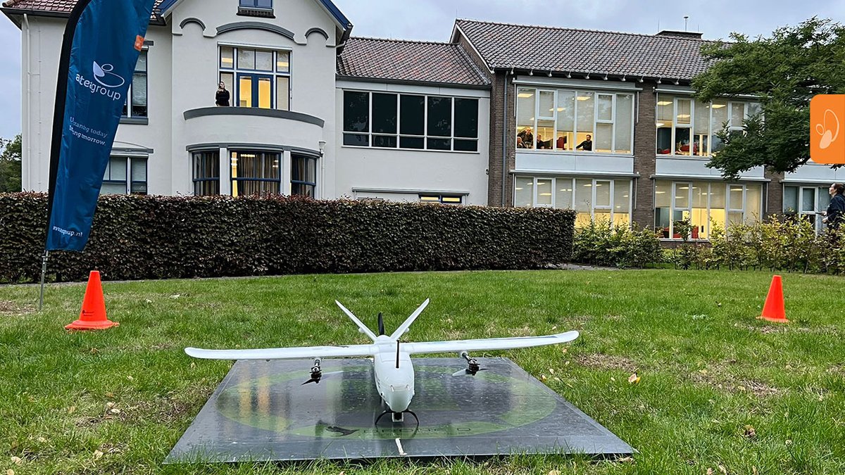 AnteaGroupNL's tweet photo. 🛩 We zijn in de lucht! Vanochtend zijn we gestart met 𝗱𝗲 𝗹𝗮𝗻𝗴𝘀𝘁𝗲 𝗱𝗿𝗼𝗻𝗲𝘃𝗹𝘂𝗰𝗵𝘁 𝘃𝗮𝗻 𝗘𝘂𝗿𝗼𝗽𝗮. De komende dagen vliegen we 611 kilometer door maar liefst drie nationale luchtruimen(!) vanuit Oranjewoud richting Kopenhagen. 1/6 https://t.co/NW3vyqe81F