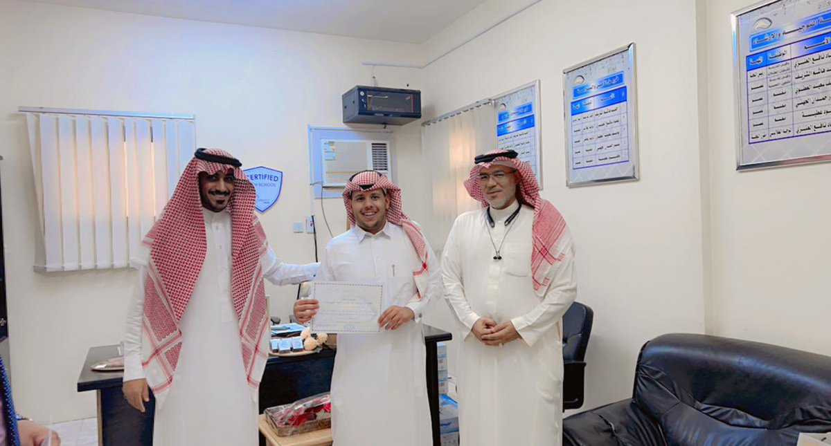 alandalustabuk's tweet photo. #اليوم_العالمي_للمعلم تشرفت المدرسة اليوم بزيارة الاستاذ / زامل العلي المشرف التربوي وتم تكريم معلمين المدرسة بمناسبة #يوم_المعلم  #شكراً_معلمي #تعليم_تبوك https://t.co/Lrxu8TFRIu
