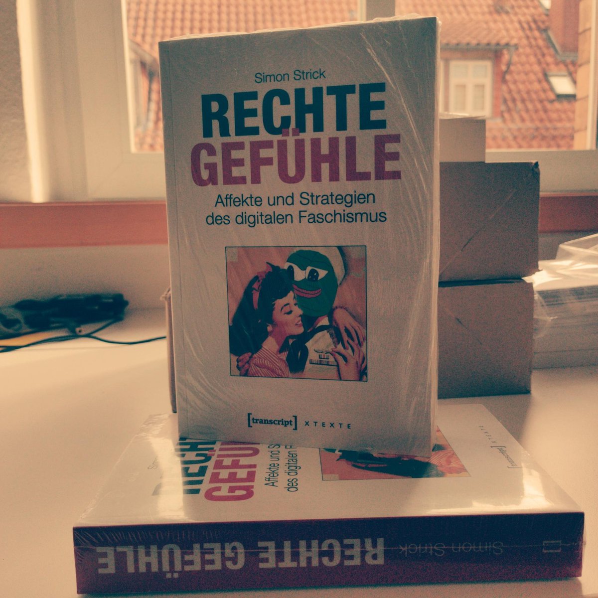 abag_goettingen's tweet photo. Morgen ist es soweit: Simon Strick wird uns erklären, wie Emotionen von der #extremenRechten genutzt werden. Wir sind gespannt und freuen uns auf euch! Los geht's zusammen mit @FalkenGoe am 06.10.22 um 20.00 Uhr im T-Keller #Göttingen. https://t.co/0e2ZTVk1mY
