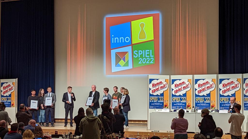 KaiFrerich's tweet photo. Der Innopreis 2022 geht an: "Hey Yo" von Oink Games! Glückwunsch! Ebenso auch an die ebenso nominierten "echoes" von Ravensburger und "Wonder Book" von Abacusspiele. https://t.co/4Wz7d1nUR9