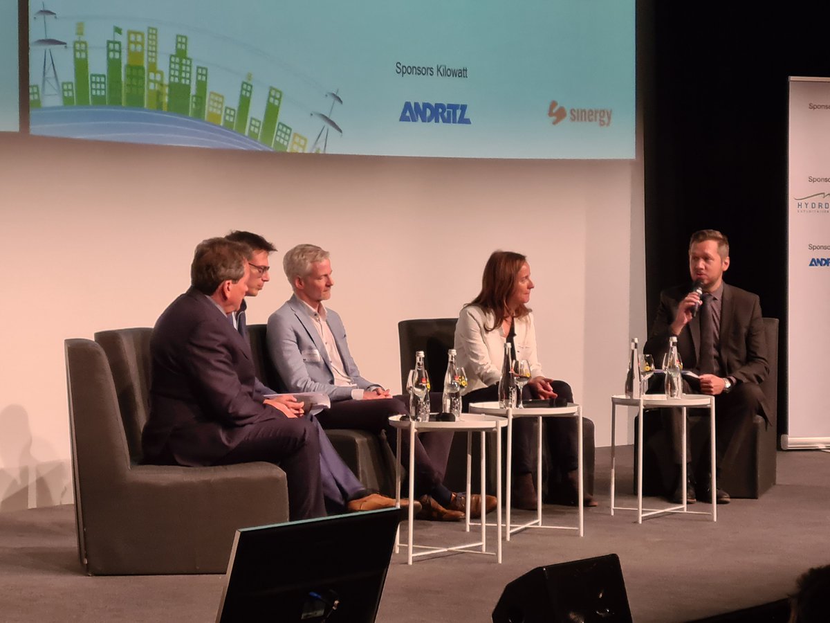 CREM_Martigny's tweet photo. La table ronde commence avec tous les invités animée par @GaetanCherix @hessovalais #RDVCREM https://t.co/zW4tTbvGUh