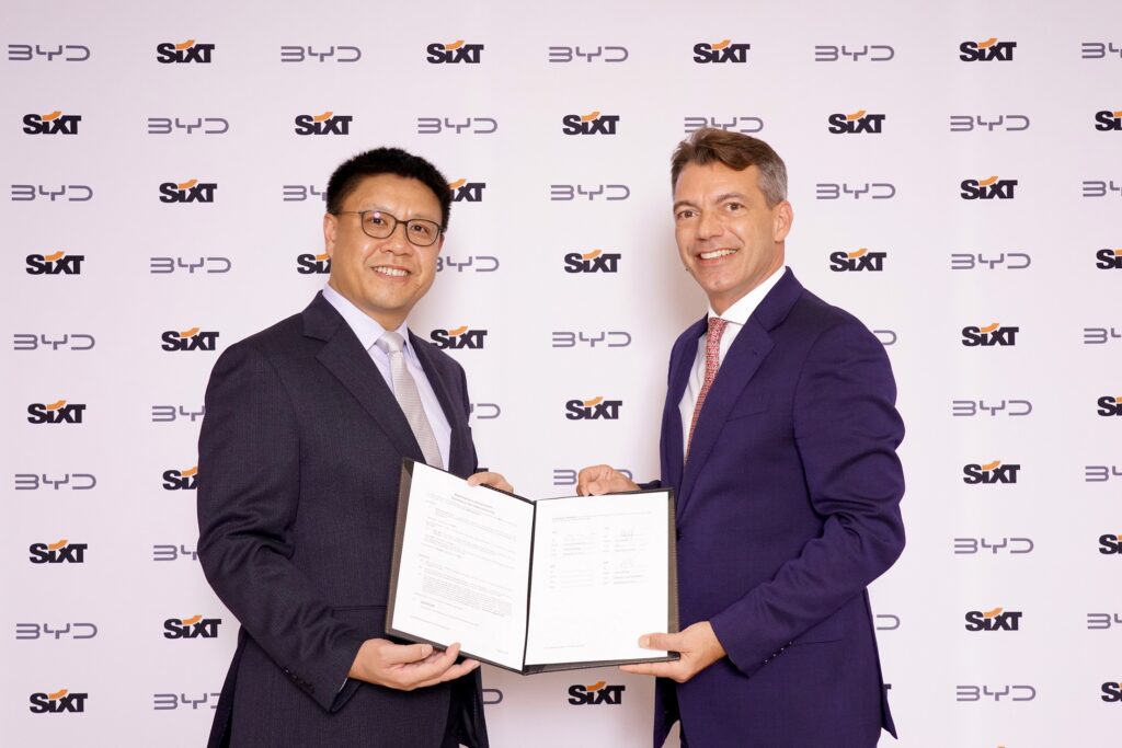 SixtFR's tweet photo. ⚡SIXT s'engage avec le constructeur @BYDFranceSAS dans un partenariat pour développer l'#électromobilité !
🚗Plusieurs milliers de véhicules 100% électriques
♻ Les premières livraisons dès cette année : https://t.co/HFKSasLyco
#SIXT #BYD #locationelectrique #electrique https://t.co/QWeMuORzik