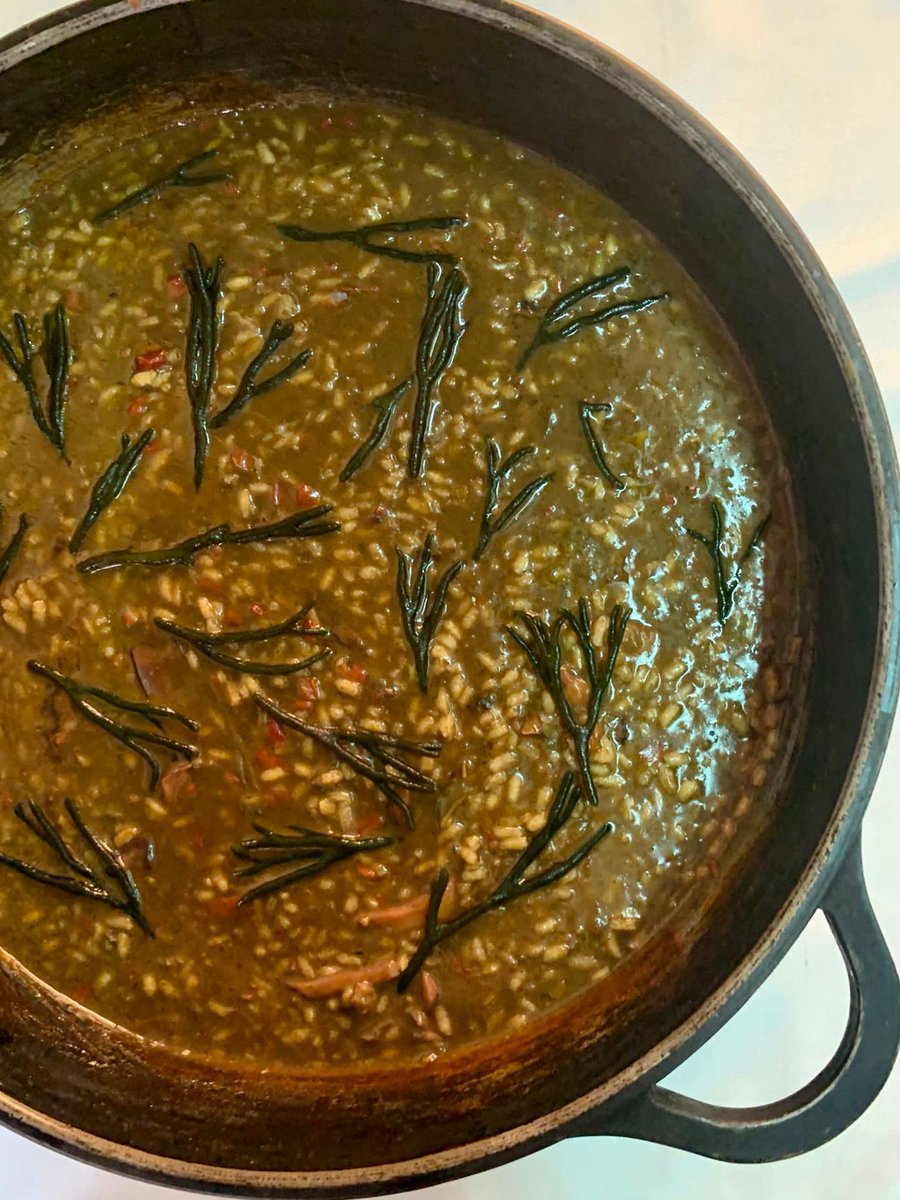 Miércoles de arroz en #CoruñaCociña. 
Este, con chocos y alga codium, lo encontrarás en <a href="/xeito1920/">Xeito1920</a>, la nave de <a href="/ipuntodominguez/">iPuNTo</a> en Madrid. 
#CoruñaCociña #17cociñeiros