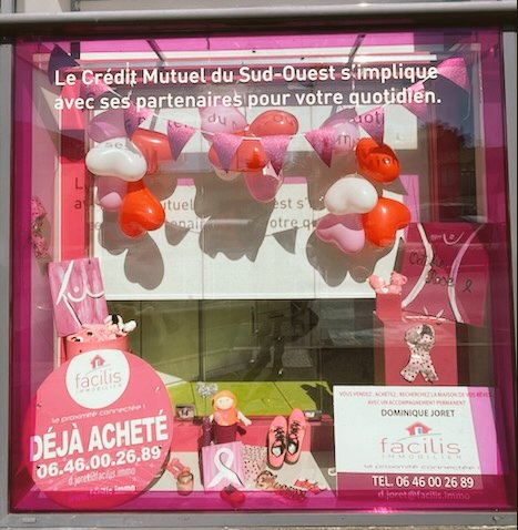 Qui dit octobre dit #OctobreRose ! Notre vitrine en prend les couleurs afin de sensibiliser nos clients et c'est l'occasion pour nous de vous présenter également  notre partenariat avec Dominique Joret de <a href="/facilisimmo/">Facilis Immobilier</a> et que nous accueillons au sein de notre agence !
