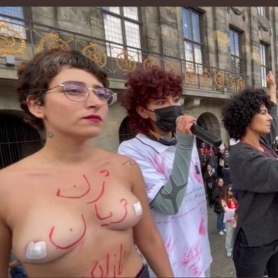 shivamahbobi's tweet photo. در دفاع ازحرکت اعتراضی #نیلوفر_فولادی
حمله به اعتراض برهنه نیلوفر غیرقابل قبول است.این حملات از طرف هر کسی که با��د مردسالارانه، مذهبی و ضدزن است و از همان فلسفه بدن برهنه زن ممنوع است  میاید.اگر یک مرد اعتراض برهنه می‌کرد همینقدرحمله میکردید؟
#زن_زندگی_آزادی
#مهسا_امینی https://t.co/chWWbPeFgi