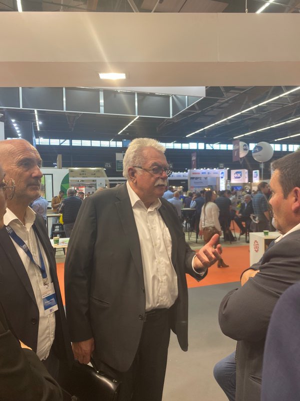 msaAuvergne's tweet photo. Échanges avec @AndreChassaigne, @cormery_pascal, Philippe Panel, Sébastien Vidal sur le thème notamment des retraites sur le stand de Limagrain. @SommetElevage https://t.co/mkBKdnoAXs