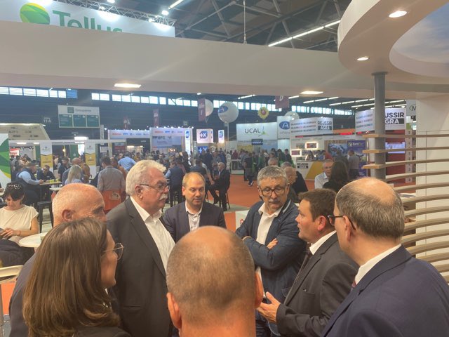 msaAuvergne's tweet photo. Échanges avec @AndreChassaigne, @cormery_pascal, Philippe Panel, Sébastien Vidal sur le thème notamment des retraites sur le stand de Limagrain. @SommetElevage https://t.co/mkBKdnoAXs