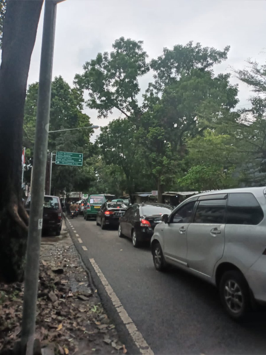 16:58 Pertigaan Jl. Banda , Lombok sekitar Std Siliwangi meriah, cuaca gerimis. <a href="/PRFMnews/">Radio PRFM</a>