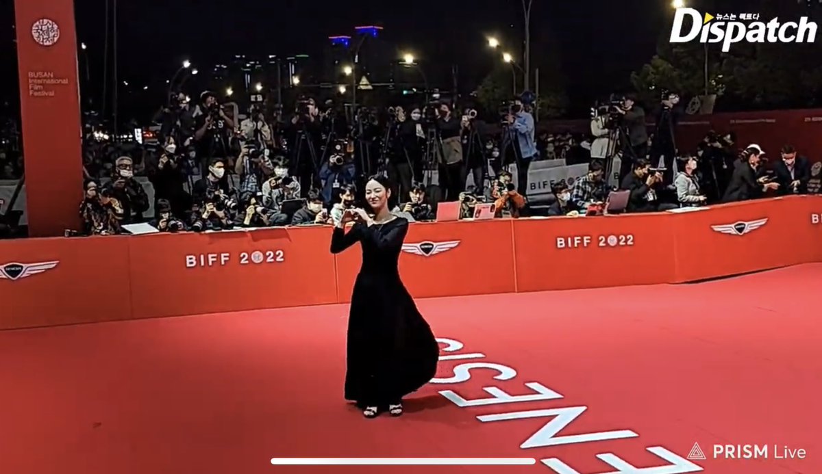 MC YEOBEEN IS HERE 😍
big heart and small heart 🫶🏻

#전여빈 #JeonYeoBeen 
#BIFF2022 #27thBIFF #부산국제영화제 #BusanInternationalFilmFestival