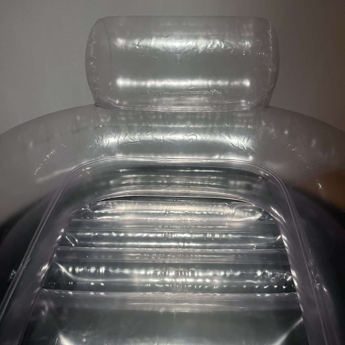 【ブロウ】
ジョナタン・デ・パス、ドナート・ドゥルビーノ、パオロ・ロマッツィが3人でデザイン。

浮き輪などに使われる塩化ビニールを、電気を使って接着。
当時は新聞で大々的に取り上げられるほど衝撃的な椅子だったそう。

ベイマックスを思い出す。