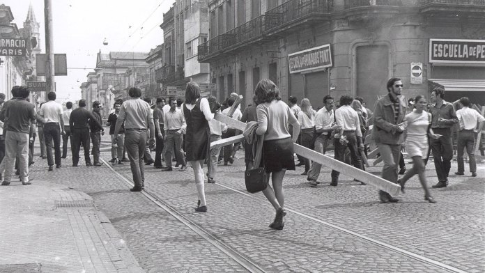bdebate2022's tweet photo. Último momento: La protesta universitaria en Corrientes por el aumento de precios en los comedores universitarios, dejó el saldo de un estudiante muerto.
Algunas fuentes ya hablan del fallecimiento de otro estudiante universitario, esta vez en la ciudad de Rosario. Ampliaremos... https://t.co/BXhF4MG6GP