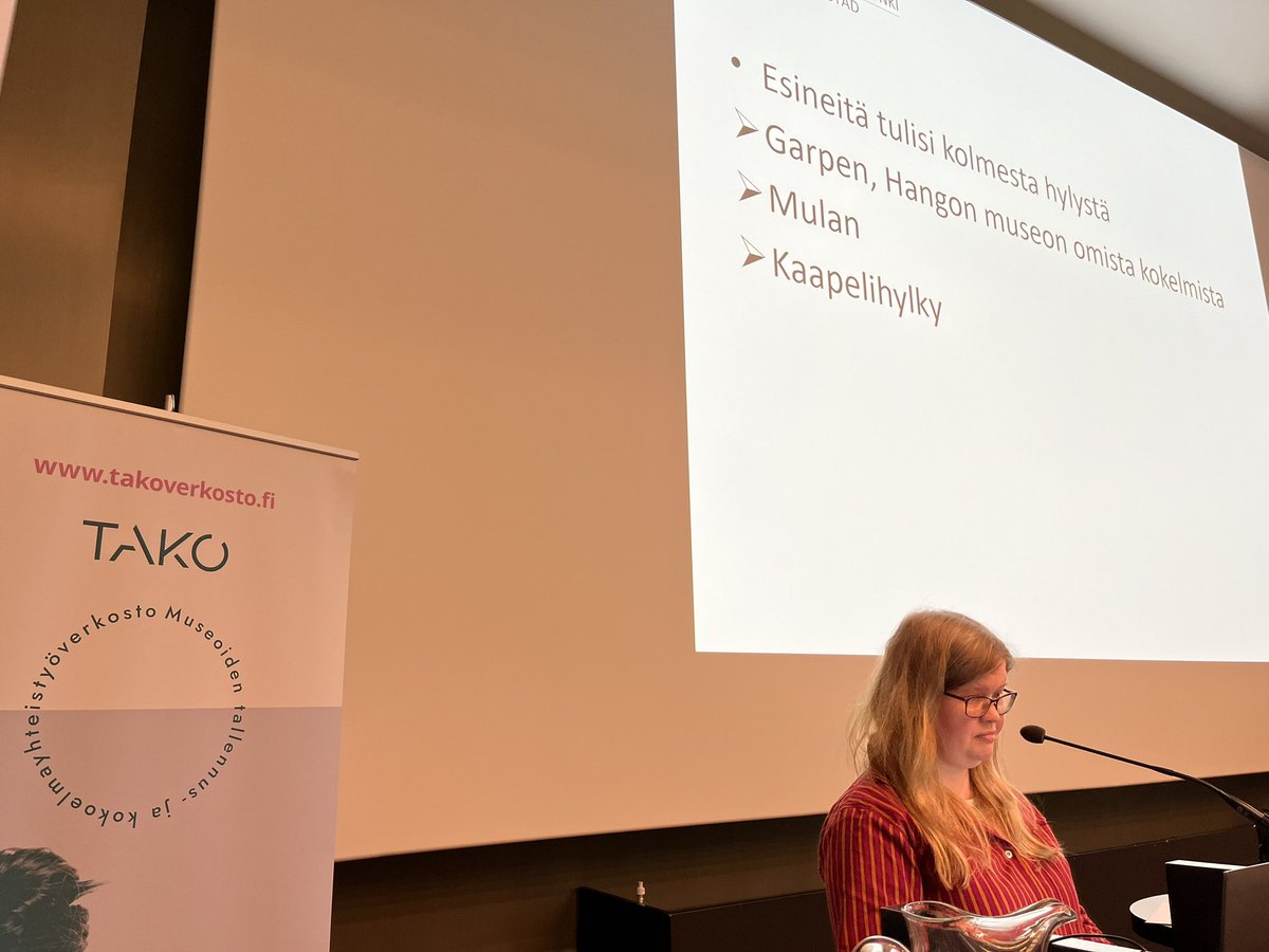 TAKO (@takoverkosto) on Twitter photo Laura Lotta Andersson @MuseumHanko kertoo kokoelmayhteistyöstä <a href="/suomenmerimuseo/">Suomen merimuseo</a> kanssa Mulanin hylky -näyttelyn tiimoilta. Näyttelyä rakennettiin koronan kurittamana, mutta se onnistui ja sai paljon kiitosta. #tako #syysseminaari #kokoelmat #museot Laura Lotta Andersson @MuseumHanko kertoo kokoelmayhteistyöstä <a href="/suomenmerimuseo/">Suomen merimuseo</a> kanssa Mulanin hylky -näyttelyn tiimoilta. Näyttelyä rakennettiin koronan kurittamana, mutta se onnistui ja sai paljon kiitosta. #tako #syysseminaari #kokoelmat #museot