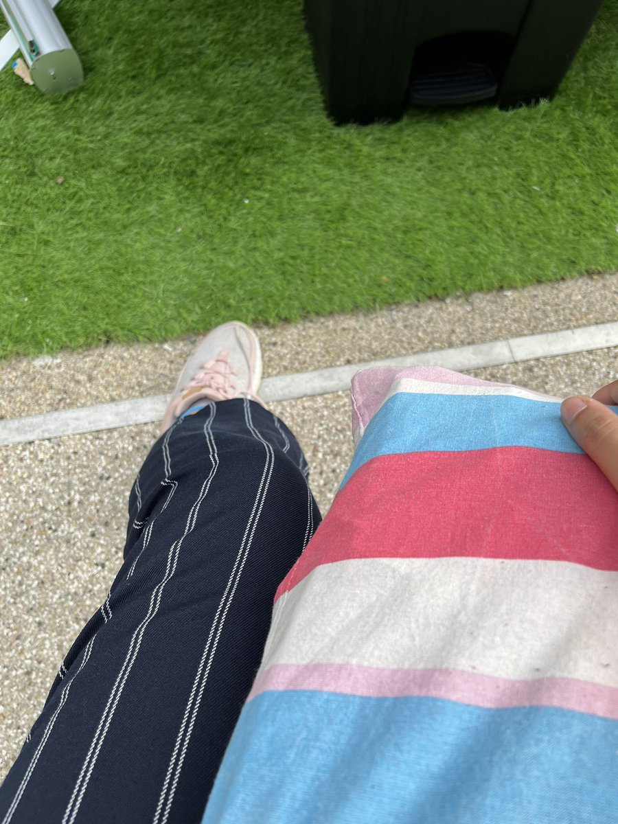 foolsdnp's tweet image. sitting in uni thinking of dan 🌸🤍🌈