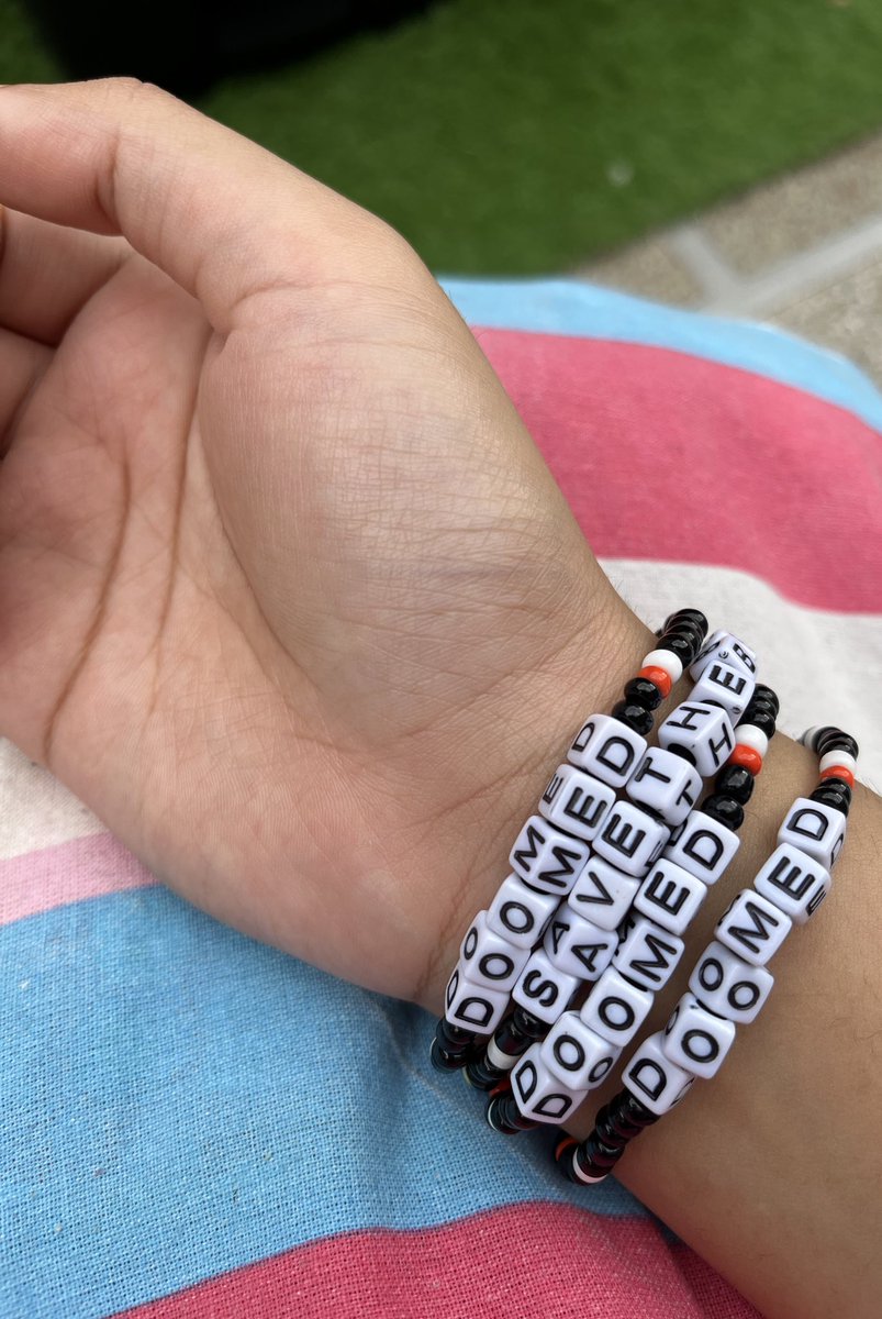 foolsdnp's tweet image. sitting in uni thinking of dan 🌸🤍🌈