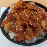 辛みで食欲アップ!韓国風に仕上げた「旨辛てりやき豚バラ丼」。