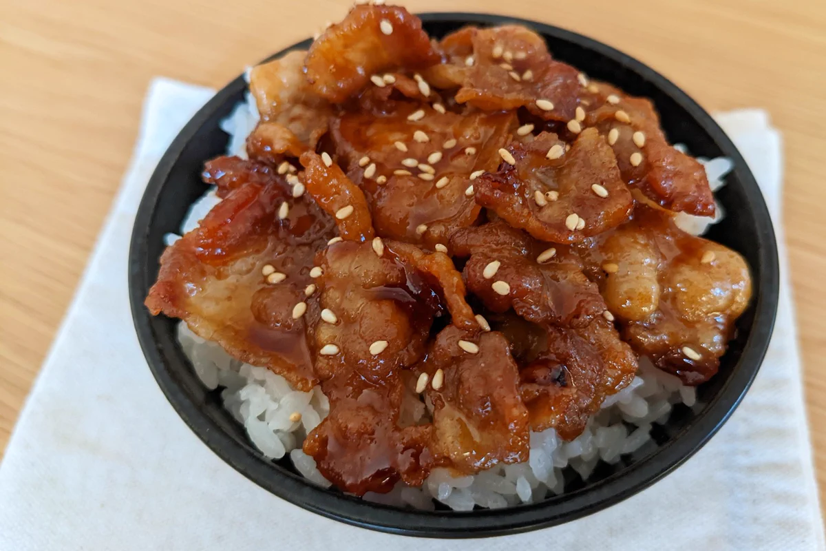 辛みで食欲アップ！韓国風に仕上げた「旨辛てりやき豚バラ丼」。
