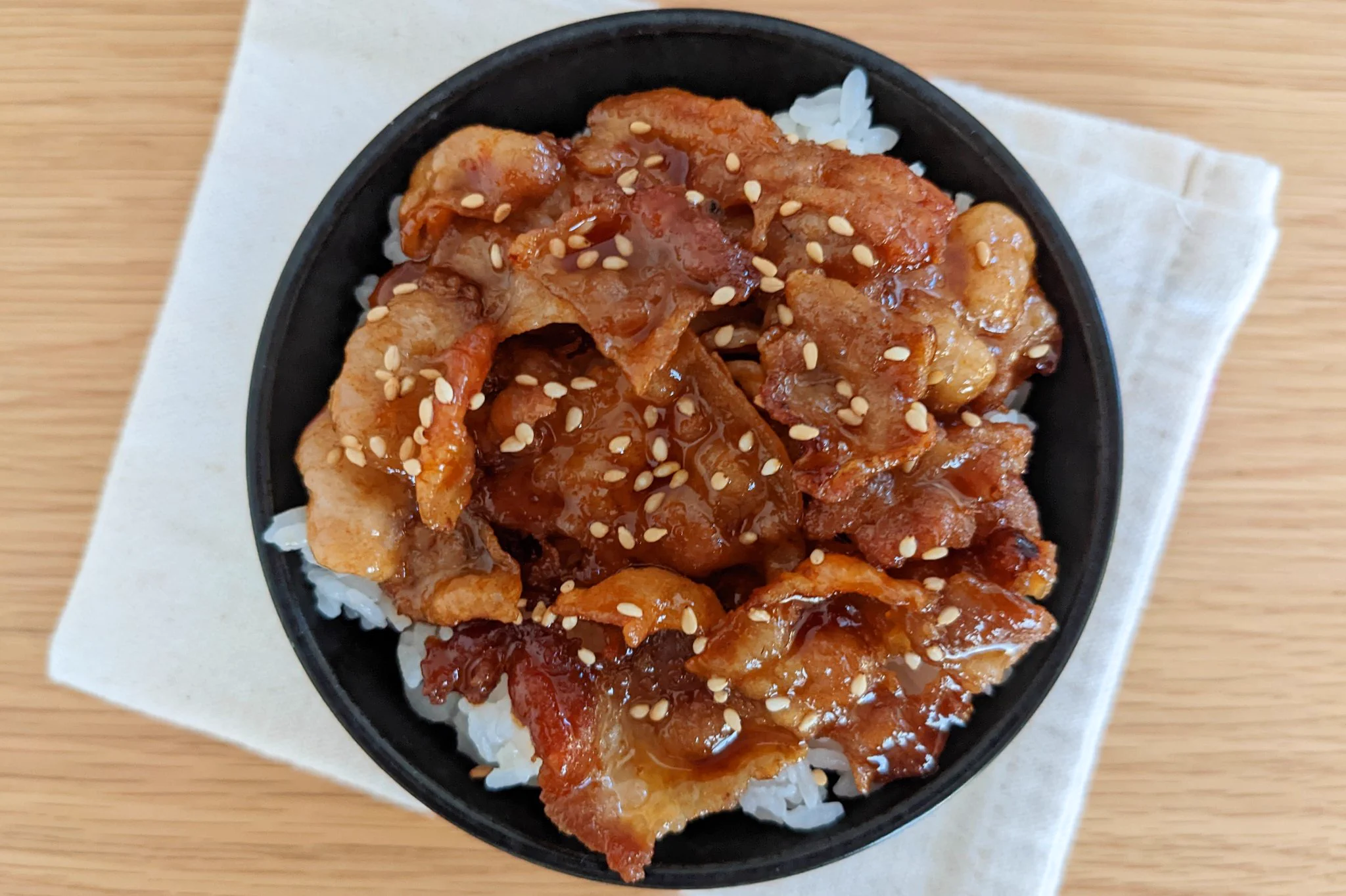 辛みで食欲アップ！韓国風に仕上げた「旨辛てりやき豚バラ丼」。
