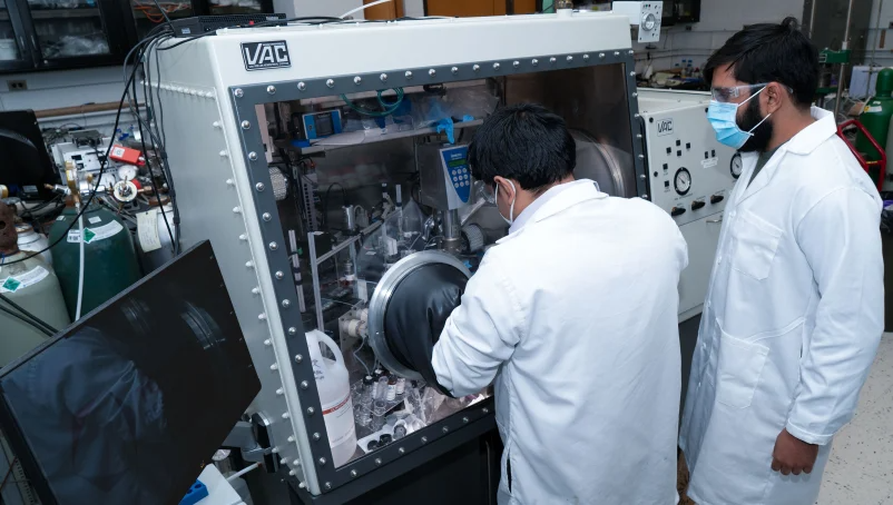ENGins_Robotics's tweet photo. How robots and AI are helping develop better batteries. Around the start of the year, Carnegie Mellon researchers used a robotic system to run dozens of experiments designed to generate electrolytes that could enable lithium-ion... https://t.co/eHhe4lIXOS #robotics #ENGins #AI https://t.co/Z9hzOeyMqK