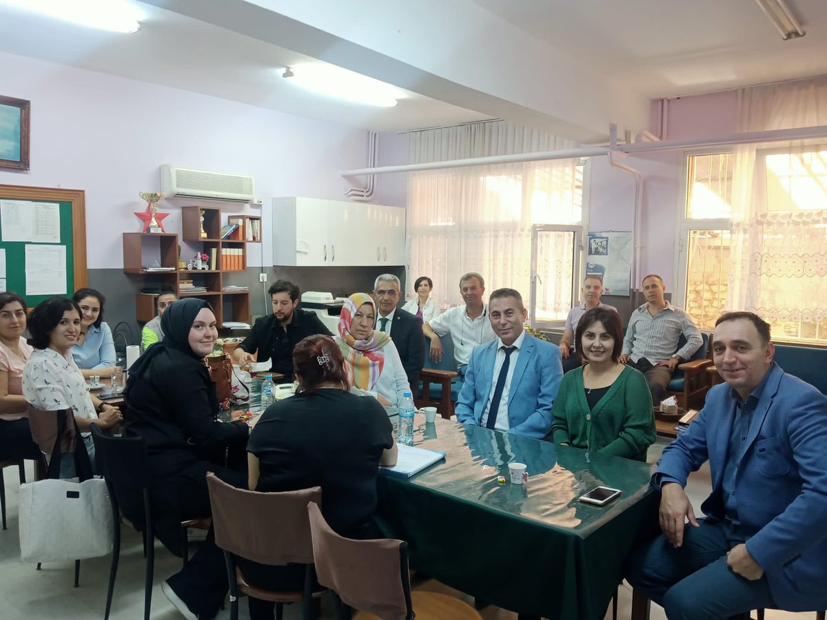 Gereli Şehit Er Süleyman Özdemir İlkokulu-Ortaokulu’nda mesai arkadaşlarımızla eğitim gündemimiz üzerine sohbet ettik.