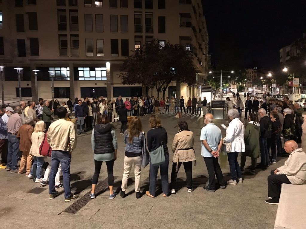 cantem_Vic's tweet photo. Agraïm a totes les persones i entitats que vau venir dilluns a acomiadar les cantades (que no les lluites) setmanals. Gràcies Txevi Buigas pel teu testimoni. Ens veiem als carrers! #Llibertat #Independència ⁦@CDRepublicaVic⁩ ⁦@OmniumOsona⁩ ⁦@AssembleaOsona⁩ https://t.co/EFrWsZ6bNc