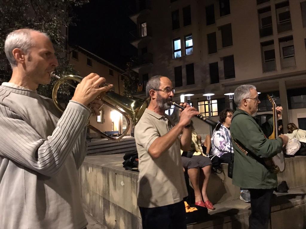 Agraïm a totes les persones i entitats que vau venir dilluns a acomiadar les cantades (que no les lluites) setmanals. Gràcies Txevi Buigas pel teu testimoni. Ens veiem als carrers! #Llibertat #Independència ⁦<a href="/CDRepublicaVic/">CDR Vic</a>⁩ ⁦<a href="/OmniumOsona/">Òmnium Osona-Lluçanès</a>⁩ ⁦<a href="/AssembleaOsona/">ANC Osona</a>⁩