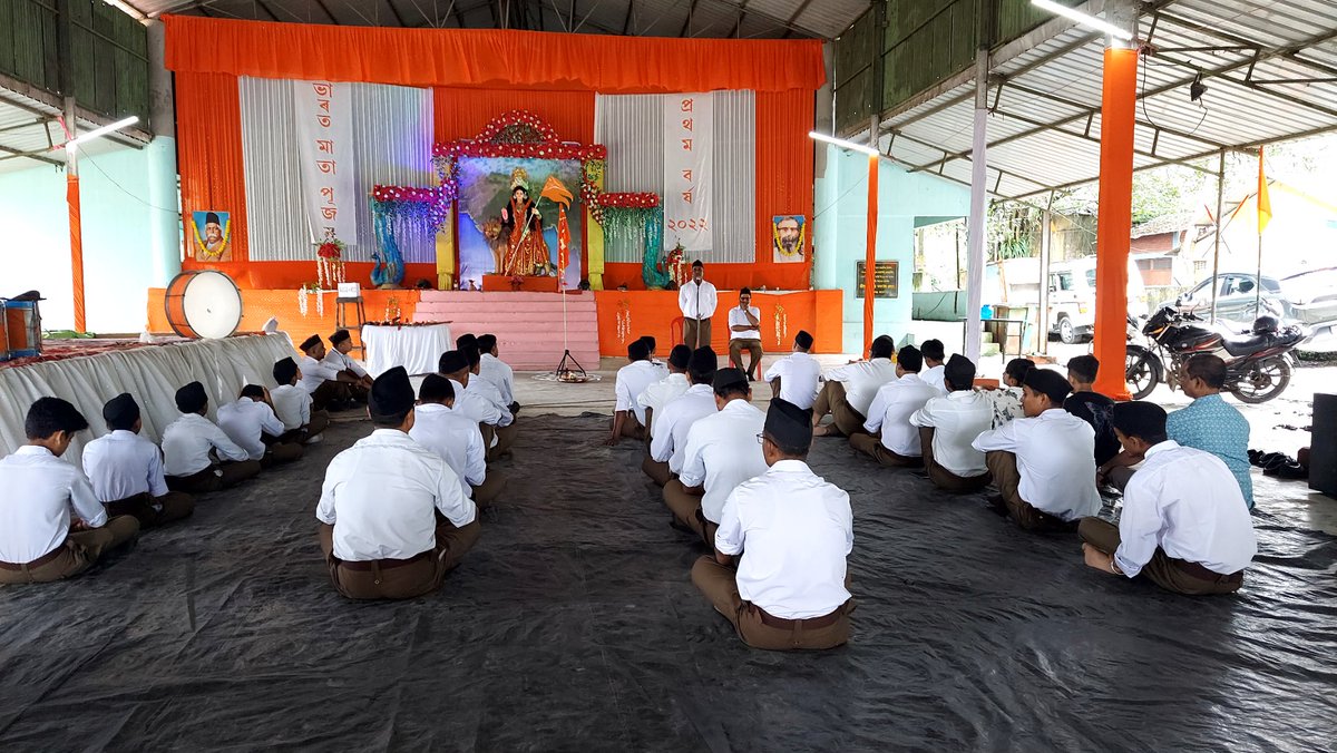 তিনিচুকীয়া জিলাৰ উত্তৰ মাৰ্ঘেৰিটা ৰঙ্গমঞ্চত ৫ দিনীয়া কাৰ্যসূচীৰে সেৱা ভাৰতী পূৰ্বাঞ্চলৰ উদ্যোগত আয়োজিত #ভাৰত_মাতা_পূজনৰ  আজি  অন্তিম দিনৰ কাৰ্যসূচী সঞ্চালনত ভাগ লওঁ।
#RSSorg 
#সোঁপন্থী