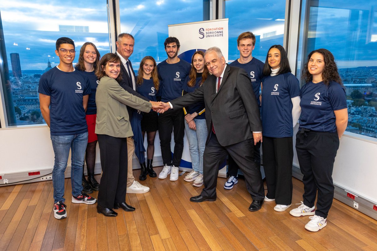@ca_idf #Mécénat renouvelle son soutien à la @sorbonne_univ_ et au programme "Passeport pour les JO" de sa fondation➡ Il permet à de jeunes athlètes de mener de front projet sportif et études dans un cursus adapté. 11 sportifs en seront bénéficiaires 👏.

 #SportEcoleDeVie
