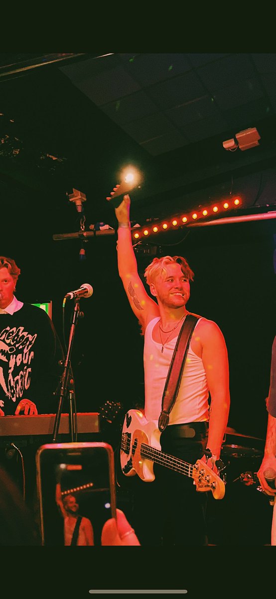 flm0807's tweet photo. @SinceSeptember london the garage #concert https://t.co/FZli3lMhy0