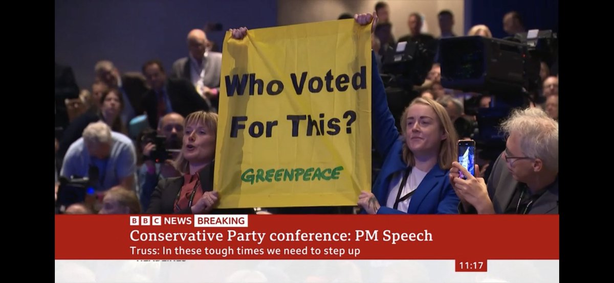 SimonBeeson1's tweet photo. Greenpeace interrupt Truss - fabulous https://t.co/djMPkb125S