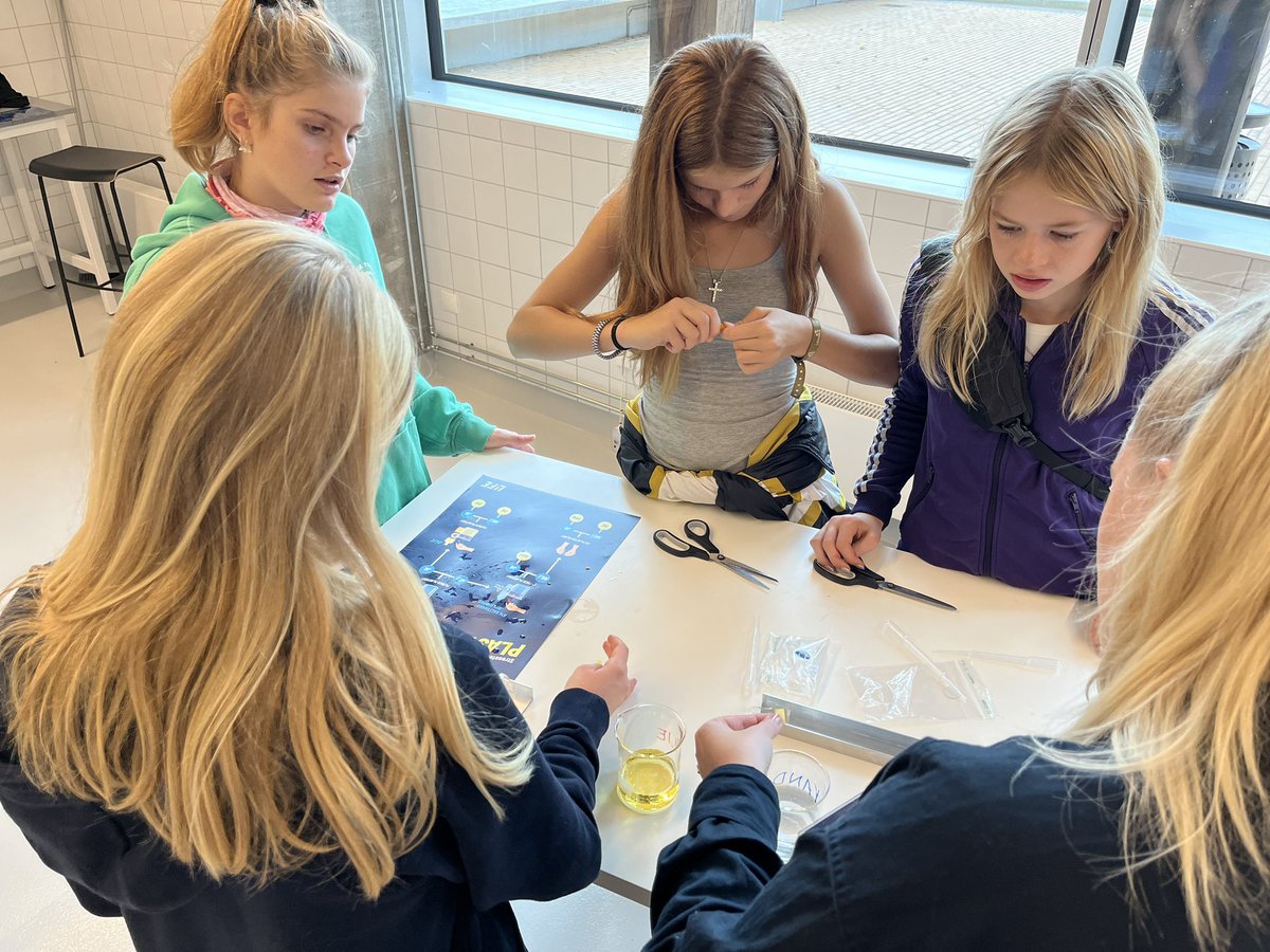 Antorini123's tweet image. STEM er også at vælge Science, Teknologi, Engineering og Matematik. Det gjorde 60 piger fra 7.-8.klasser til #girlsdayinscience i @LIFEFonden sammen med @Novozymes #verdensmål #nysgerrighed #naturfag #skolechat @nvhus
