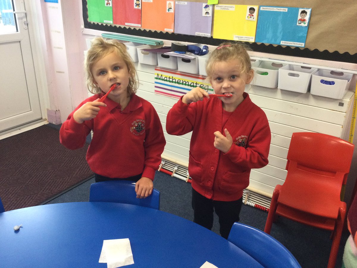 dosbarth_un's tweet photo. We have enjoyed our tooth brushing sessions in class. #healthandwellbeing #keepinghealthy #caringforourselves https://t.co/e1T8F345Rv