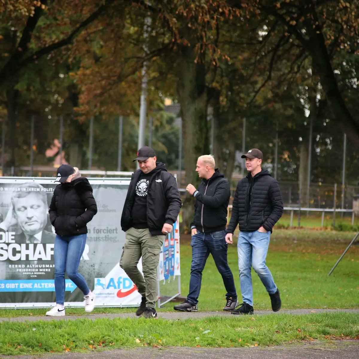 Sebastian_Riva1's tweet photo. Am 22.09.2022 veranstaltete die AfD wiedermal eine sogenannte Versammlung in Twistringen. Diese sollen sich mit den derzeit stark erhöhten Preisen beschäftigen. 

#twi2209 https://t.co/MK4JYTBIwH