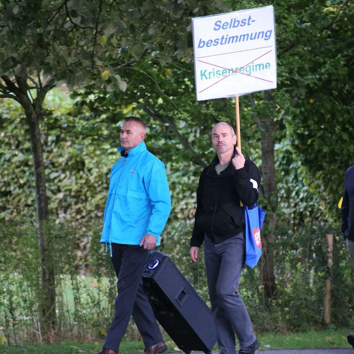 Sebastian_Riva1's tweet photo. Am 22.09.2022 veranstaltete die AfD wiedermal eine sogenannte Versammlung in Twistringen. Diese sollen sich mit den derzeit stark erhöhten Preisen beschäftigen. 

#twi2209 https://t.co/MK4JYTBIwH