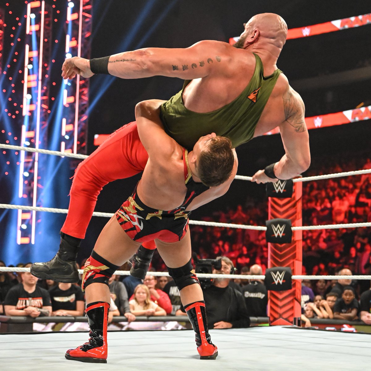 WWESEAsia's tweet photo. RESPECT. @WWEGable SHOOOOSHED everyone after landing the #GermanSuplex on the #MonsterAmongMen
#WWERaw #BraunStrowman https://t.co/OtPOAev2CH