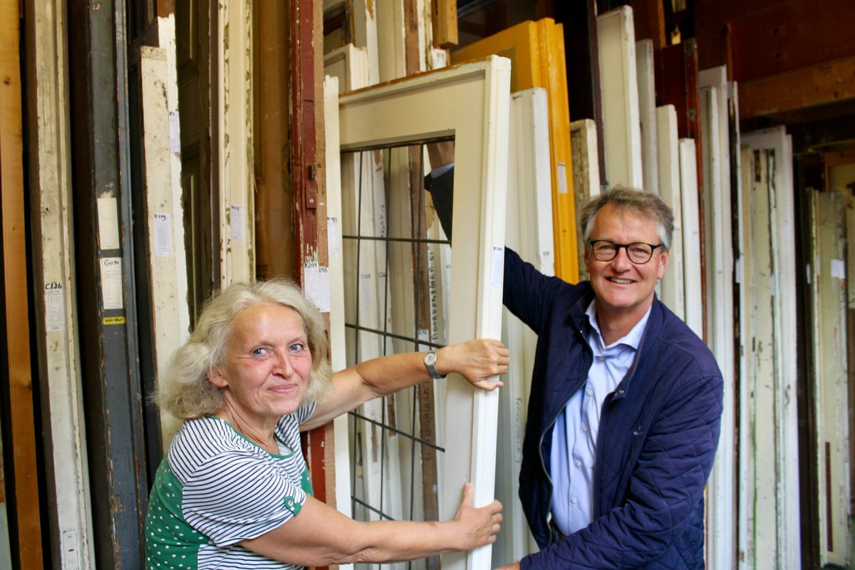 gem_groningen's tweet photo. Deuren, schouwen, tegels en glas in lood. Wie een oud pand opknapt, kan o.a. hiervoor terecht bij st. Monument &amp; Materiaal. En wie oude interieurs juist verwijdert, kan de spullen hier kwijt. Lees het interview met vrijwilliger Ewa en bestuurslid Douwe: https://t.co/j7SVz0w9I2 https://t.co/DTXunAWkXD