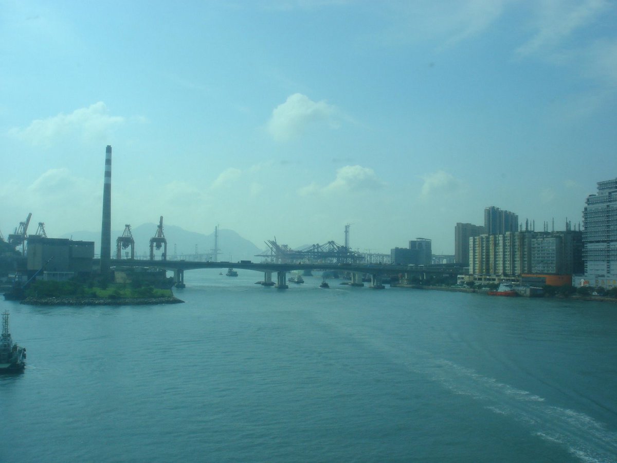 jisampedro's tweet photo. This was one of my very first photos after arriving when I took the airport express to downtown #hongkong  #backin2007 https://t.co/7br3nR6pJR