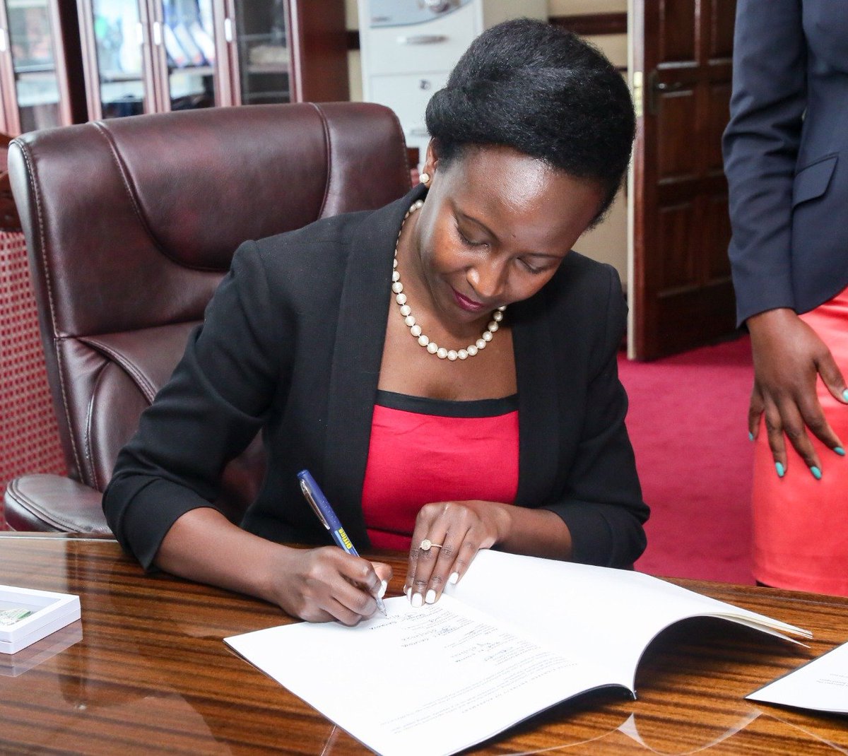 CEOCOG's tweet photo. Today the Tony Blair Institute Managing Director for Africa, Mr. Rishon Chimboza, Country Director Kenya Ms. Lisa Karanja, and I presided over the MOU signing ceremony between the Council of Governors and the Tony Blair Institute. https://t.co/LEceXtbtdI