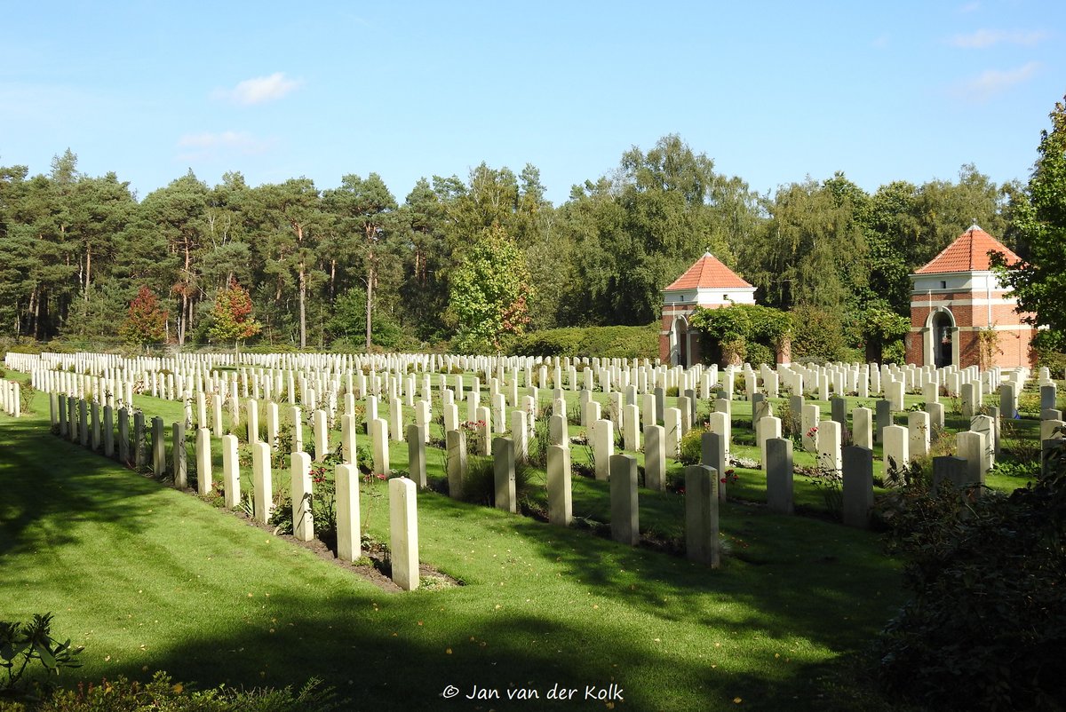 BekiekTwente's tweet photo. 'Their name liveth for evermore' 
Altijd indrukwekkend om hier te zijn, rond te lopen en stil te staan.
Canadese Begraafplaats #Holten #WarCemetry #WO2 
#RijssenHolten https://t.co/lHaSzoJuIX