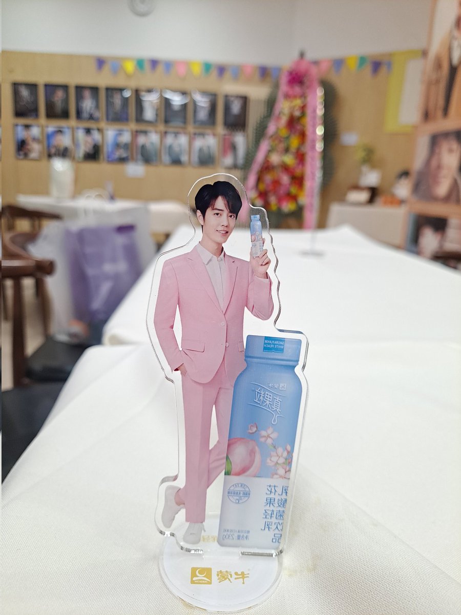 NER60625232's tweet photo. 저에겐 처음맞는 그리고 첫번째로 간 쟌이카페!! 정말 넘넘 완벽한 전시회를 봤능데 사진..왜 4개만 올라가니ㅠㅠ
이렇게 열어주시고 환영해주셔서 정말 감사했습니다!!😍 
기대이상인 넘나 튼튼하고 예쁜 쟌이 우산도 잘 쓰겠슴돠!!!😍
#서른지나첫돌 #샤오잔생카 #Xiaozhan #肖战 #샤오잔 https://t.co/iQ7S6DvzUr